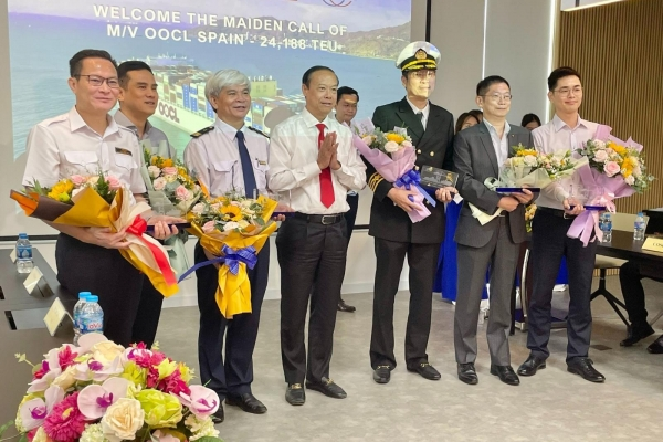 HOA TIÊU CÔNG TY VUNGTAUSHIP DẪN SIÊU TÀU CONTAINER M/V OOCL SPAIN